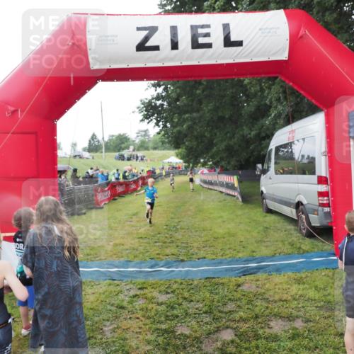 21.06.2025 - 27. Vierlanden-Triathlon MichiJ http://msf.ph/oto/8050988 15.06.2026 15:15:23 Ziel 1377 meine-sportfotos.de