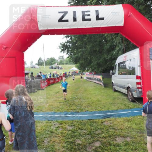 21.06.2025 - 27. Vierlanden-Triathlon MichiJ http://msf.ph/oto/8050990 15.06.2026 15:15:23 Ziel 1377 meine-sportfotos.de