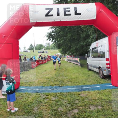 21.06.2025 - 27. Vierlanden-Triathlon MichiJ http://msf.ph/oto/8051030 15.06.2026 15:16:03 Ziel 1325, 1331, 1375 meine-sportfotos.de
