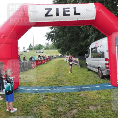 21.06.2025 - 27. Vierlanden-Triathlon MichiJ http://msf.ph/oto/8051046 15.06.2026 15:16:07 Ziel 1325, 1331, 1349, 1375 meine-sportfotos.de