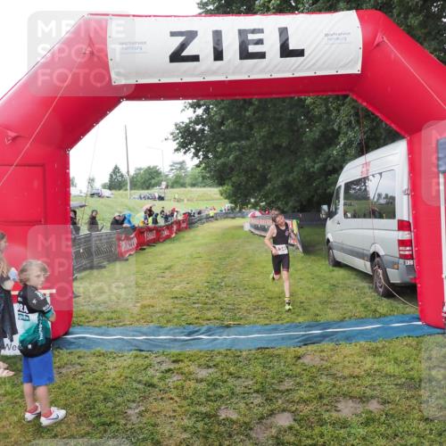 21.06.2025 - 27. Vierlanden-Triathlon MichiJ http://msf.ph/oto/8051050 15.06.2026 15:16:08 Ziel 1325, 1331, 1349, 1375 meine-sportfotos.de