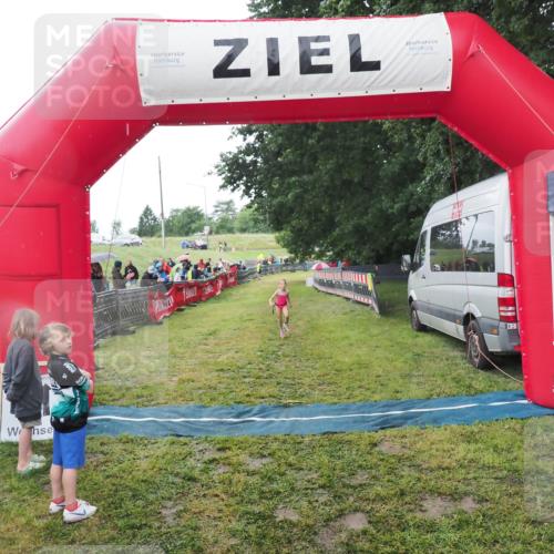 21.06.2025 - 27. Vierlanden-Triathlon MichiJ http://msf.ph/oto/8051059 15.06.2026 15:16:36 Ziel 1380 meine-sportfotos.de