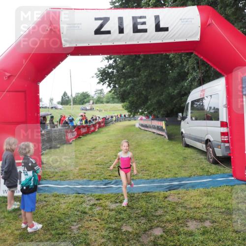 21.06.2025 - 27. Vierlanden-Triathlon MichiJ http://msf.ph/oto/8051075 15.06.2026 15:16:39 Ziel 1380 meine-sportfotos.de