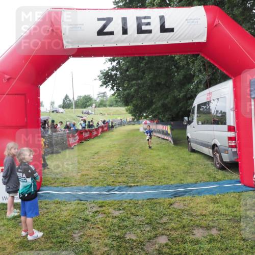21.06.2025 - 27. Vierlanden-Triathlon MichiJ http://msf.ph/oto/8051081 15.06.2026 15:16:57 Ziel 1385 meine-sportfotos.de