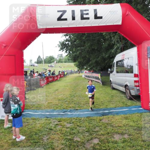 21.06.2025 - 27. Vierlanden-Triathlon MichiJ http://msf.ph/oto/8051100 15.06.2026 15:16:59 Ziel 1385 meine-sportfotos.de