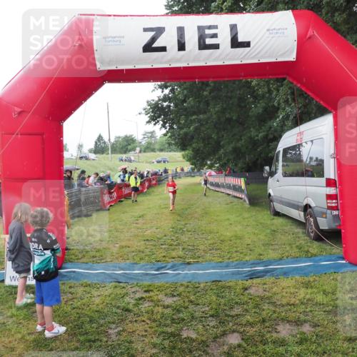 21.06.2025 - 27. Vierlanden-Triathlon MichiJ http://msf.ph/oto/8051108 15.06.2026 15:17:26 Ziel 1378, 1391 meine-sportfotos.de