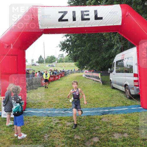 21.06.2025 - 27. Vierlanden-Triathlon MichiJ http://msf.ph/oto/8051139 15.06.2026 15:17:31 Ziel 1378, 1391 meine-sportfotos.de