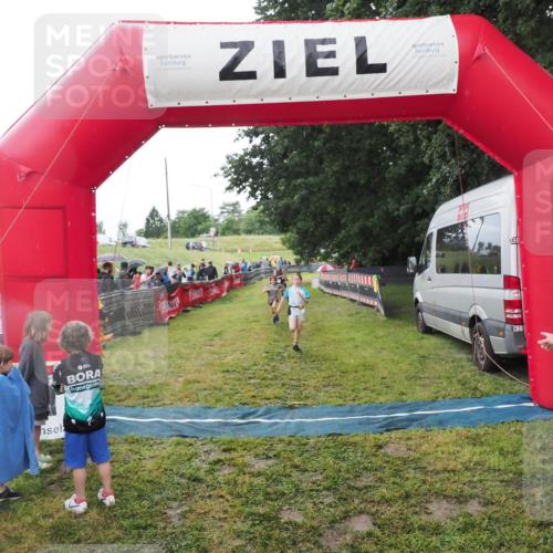 21.06.2025 - 27. Vierlanden-Triathlon MichiJ http://msf.ph/oto/8051144 15.06.2026 15:17:52 Ziel 1318, 1381, 1382 meine-sportfotos.de