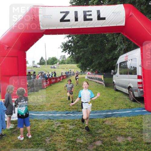 21.06.2025 - 27. Vierlanden-Triathlon MichiJ http://msf.ph/oto/8051154 15.06.2026 15:17:53 Ziel 1318, 1381, 1382 meine-sportfotos.de