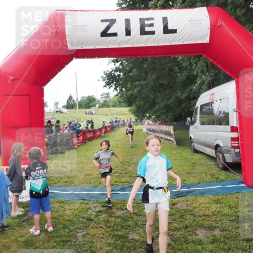 21.06.2025 - 27. Vierlanden-Triathlon MichiJ http://msf.ph/oto/8051158 15.06.2026 15:17:53 Ziel 1318, 1381, 1382 meine-sportfotos.de