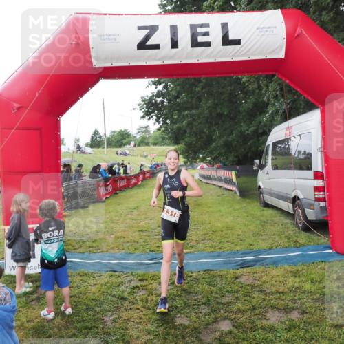 21.06.2025 - 27. Vierlanden-Triathlon MichiJ http://msf.ph/oto/8051167 15.06.2026 15:17:56 Ziel 1318, 1381, 1382 meine-sportfotos.de