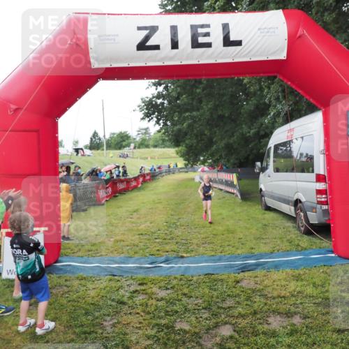 21.06.2025 - 27. Vierlanden-Triathlon MichiJ http://msf.ph/oto/8051189 15.06.2026 15:18:34 Ziel 1379 meine-sportfotos.de