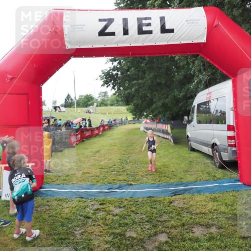 21.06.2025 - 27. Vierlanden-Triathlon MichiJ http://msf.ph/oto/8051195 15.06.2026 15:18:35 Ziel 1379 meine-sportfotos.de