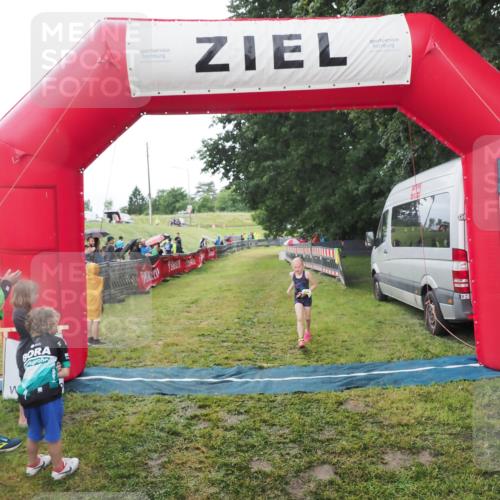 21.06.2025 - 27. Vierlanden-Triathlon MichiJ http://msf.ph/oto/8051196 15.06.2026 15:18:35 Ziel 1379 meine-sportfotos.de