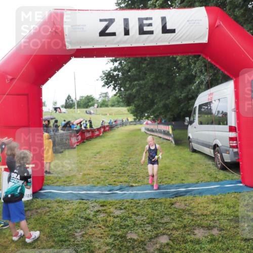 21.06.2025 - 27. Vierlanden-Triathlon MichiJ http://msf.ph/oto/8051200 15.06.2026 15:18:36 Ziel 1379 meine-sportfotos.de
