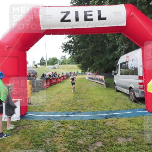 21.06.2025 - 27. Vierlanden-Triathlon MichiJ http://msf.ph/oto/8051207 15.06.2026 15:18:47 Ziel 1333 meine-sportfotos.de