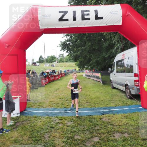 21.06.2025 - 27. Vierlanden-Triathlon MichiJ http://msf.ph/oto/8051219 15.06.2026 15:18:49 Ziel 1333 meine-sportfotos.de