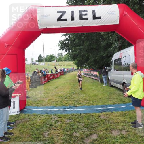 21.06.2025 - 27. Vierlanden-Triathlon MichiJ http://msf.ph/oto/8051231 15.06.2026 15:21:07 Ziel 1363, 1367 meine-sportfotos.de