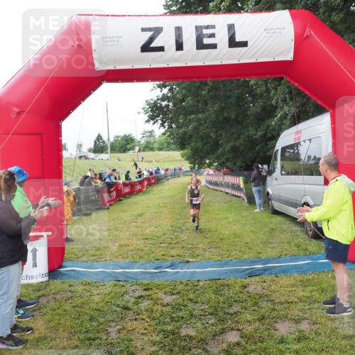 21.06.2025 - 27. Vierlanden-Triathlon MichiJ http://msf.ph/oto/8051233 15.06.2026 15:21:08 Ziel 1363, 1367 meine-sportfotos.de