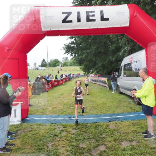21.06.2025 - 27. Vierlanden-Triathlon MichiJ http://msf.ph/oto/8051240 15.06.2026 15:21:09 Ziel 1363, 1367 meine-sportfotos.de