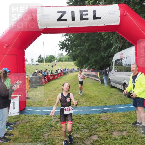 21.06.2025 - 27. Vierlanden-Triathlon MichiJ http://msf.ph/oto/8051244 15.06.2026 15:21:09 Ziel 1363, 1367 meine-sportfotos.de