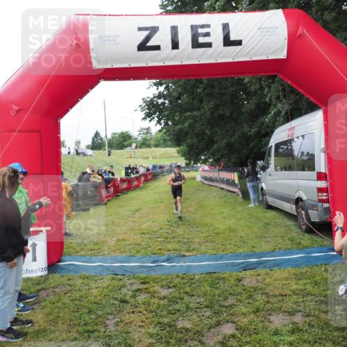 21.06.2025 - 27. Vierlanden-Triathlon MichiJ http://msf.ph/oto/8051262 15.06.2026 15:21:24 Ziel 1348 meine-sportfotos.de
