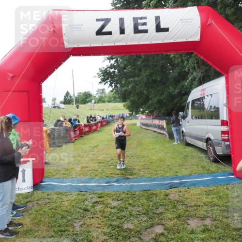21.06.2025 - 27. Vierlanden-Triathlon MichiJ http://msf.ph/oto/8051270 15.06.2026 15:21:25 Ziel 1348 meine-sportfotos.de