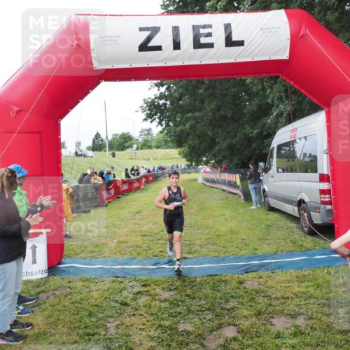 21.06.2025 - 27. Vierlanden-Triathlon MichiJ http://msf.ph/oto/8051274 15.06.2026 15:21:26 Ziel 1348 meine-sportfotos.de