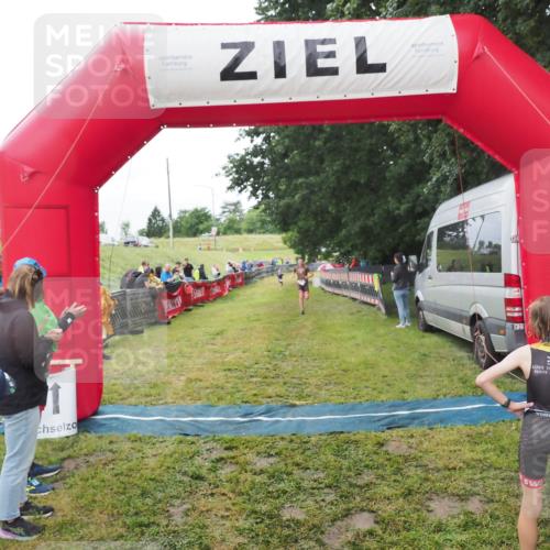 21.06.2025 - 27. Vierlanden-Triathlon MichiJ http://msf.ph/oto/8051281 15.06.2026 15:21:39 Ziel 1339 meine-sportfotos.de