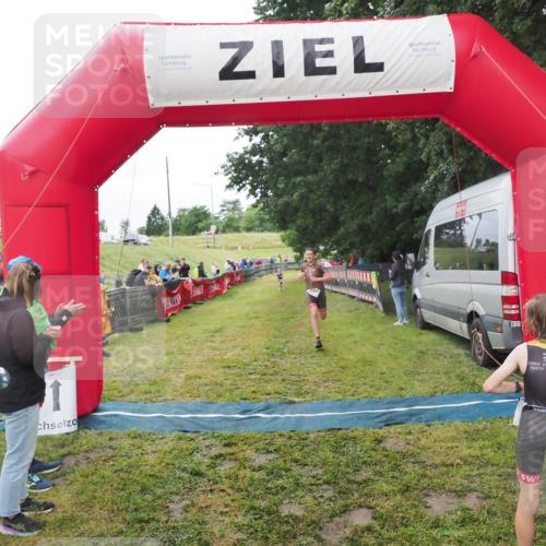 21.06.2025 - 27. Vierlanden-Triathlon MichiJ http://msf.ph/oto/8051290 15.06.2026 15:21:40 Ziel 1339 meine-sportfotos.de