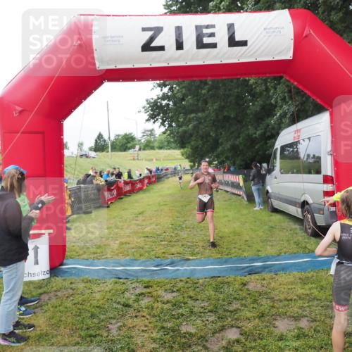 21.06.2025 - 27. Vierlanden-Triathlon MichiJ http://msf.ph/oto/8051293 15.06.2026 15:21:41 Ziel 1339 meine-sportfotos.de