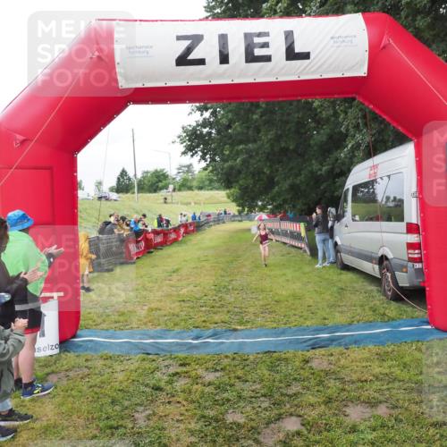 21.06.2025 - 27. Vierlanden-Triathlon MichiJ http://msf.ph/oto/8051318 15.06.2026 15:22:24 Ziel 1354 meine-sportfotos.de