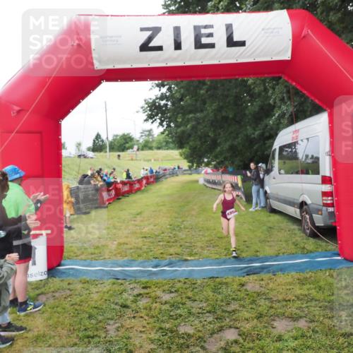 21.06.2025 - 27. Vierlanden-Triathlon MichiJ http://msf.ph/oto/8051330 15.06.2026 15:22:26 Ziel 1354 meine-sportfotos.de