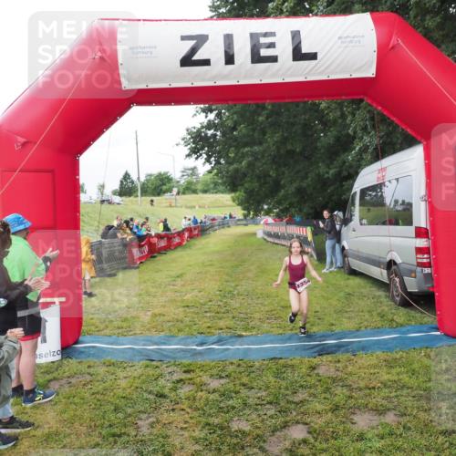 21.06.2025 - 27. Vierlanden-Triathlon MichiJ http://msf.ph/oto/8051331 15.06.2026 15:22:26 Ziel 1354 meine-sportfotos.de