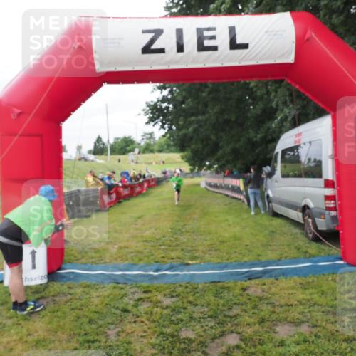 21.06.2025 - 27. Vierlanden-Triathlon MichiJ http://msf.ph/oto/8051336 15.06.2026 15:24:31 Ziel 1323 meine-sportfotos.de
