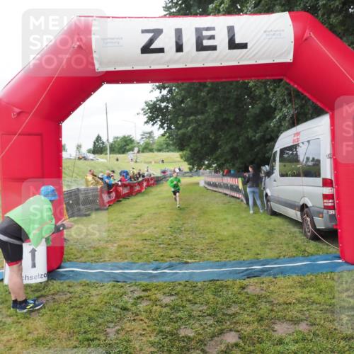 21.06.2025 - 27. Vierlanden-Triathlon MichiJ http://msf.ph/oto/8051338 15.06.2026 15:24:31 Ziel 1323 meine-sportfotos.de