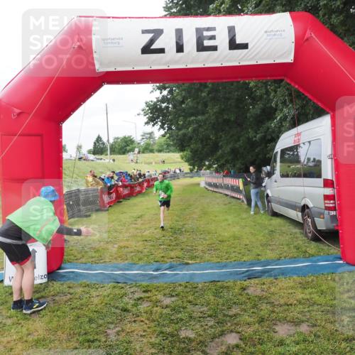 21.06.2025 - 27. Vierlanden-Triathlon MichiJ http://msf.ph/oto/8051346 15.06.2026 15:24:32 Ziel 1323 meine-sportfotos.de