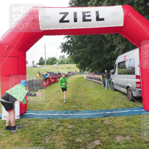 21.06.2025 - 27. Vierlanden-Triathlon MichiJ http://msf.ph/oto/8051349 15.06.2026 15:24:33 Ziel 1323 meine-sportfotos.de