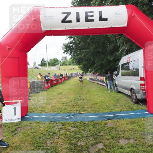 21.06.2025 - 27. Vierlanden-Triathlon MichiJ http://msf.ph/oto/8051359 15.06.2026 15:24:47 Ziel 1342, 1350 meine-sportfotos.de