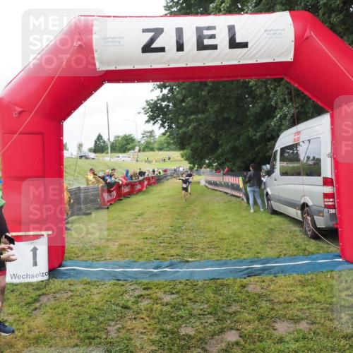21.06.2025 - 27. Vierlanden-Triathlon MichiJ http://msf.ph/oto/8051360 15.06.2026 15:24:47 Ziel 1342, 1350 meine-sportfotos.de