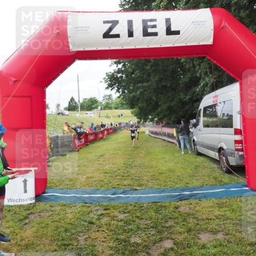 21.06.2025 - 27. Vierlanden-Triathlon MichiJ http://msf.ph/oto/8051362 15.06.2026 15:24:47 Ziel 1342, 1350 meine-sportfotos.de