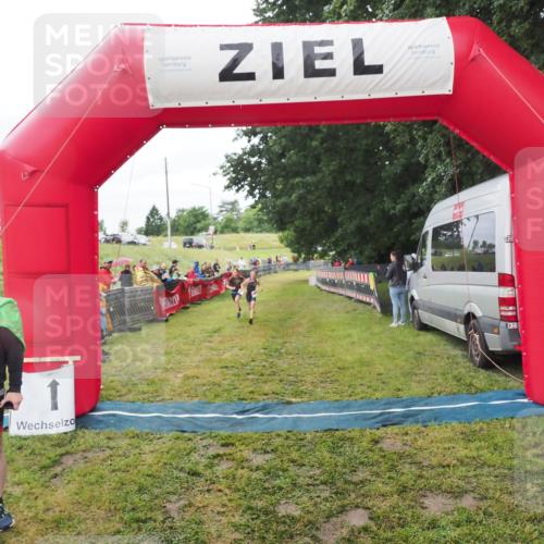 21.06.2025 - 27. Vierlanden-Triathlon MichiJ http://msf.ph/oto/8051400 15.06.2026 15:24:59 Ziel 1352, 1370 meine-sportfotos.de