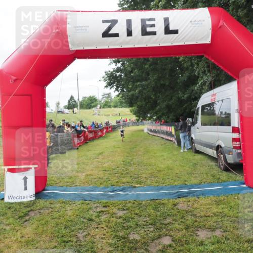 21.06.2025 - 27. Vierlanden-Triathlon MichiJ http://msf.ph/oto/8051421 15.06.2026 15:25:45 Ziel 1356 meine-sportfotos.de