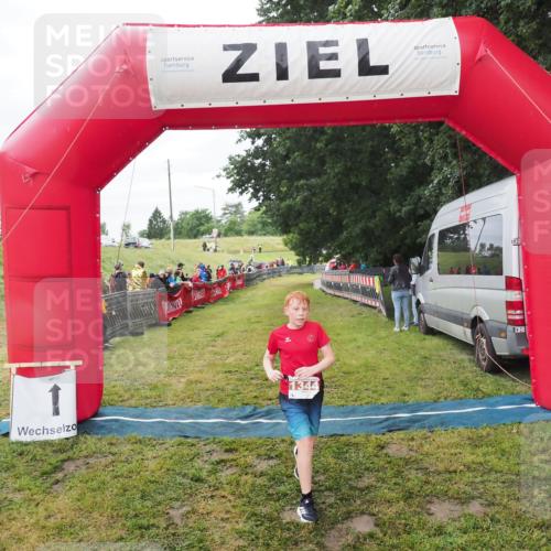 21.06.2025 - 27. Vierlanden-Triathlon MichiJ http://msf.ph/oto/8051463 15.06.2026 15:26:21 Ziel 1344 meine-sportfotos.de