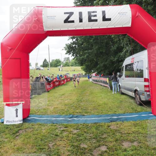 21.06.2025 - 27. Vierlanden-Triathlon MichiJ http://msf.ph/oto/8051467 15.06.2026 15:26:34 Ziel 1335, 1364 meine-sportfotos.de