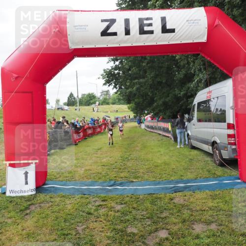 21.06.2025 - 27. Vierlanden-Triathlon MichiJ http://msf.ph/oto/8051470 15.06.2026 15:26:34 Ziel 1335, 1364 meine-sportfotos.de
