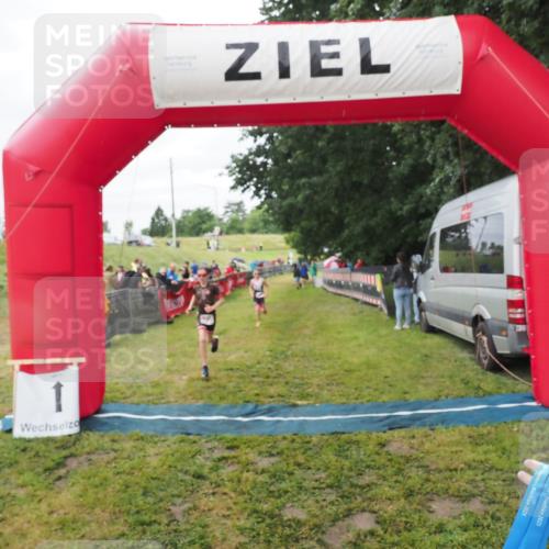 21.06.2025 - 27. Vierlanden-Triathlon MichiJ http://msf.ph/oto/8051478 15.06.2026 15:26:36 Ziel 1335, 1364 meine-sportfotos.de