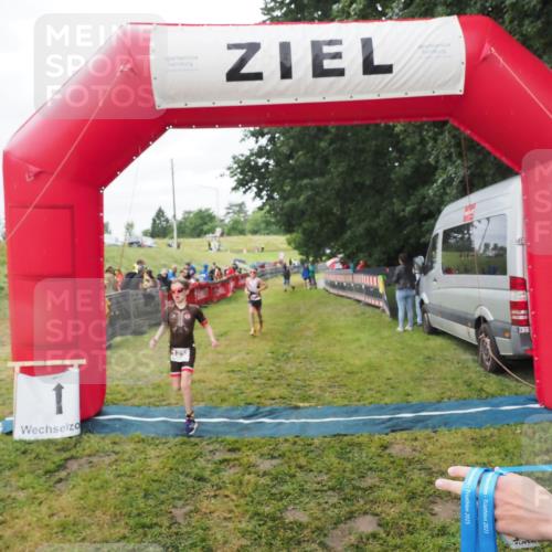 21.06.2025 - 27. Vierlanden-Triathlon MichiJ http://msf.ph/oto/8051481 15.06.2026 15:26:36 Ziel 1335, 1364 meine-sportfotos.de