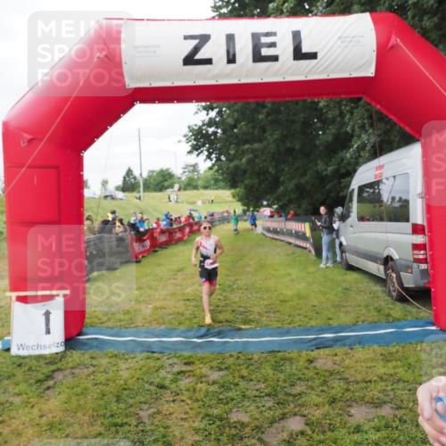21.06.2025 - 27. Vierlanden-Triathlon MichiJ http://msf.ph/oto/8051490 15.06.2026 15:26:38 Ziel 1335, 1364 meine-sportfotos.de