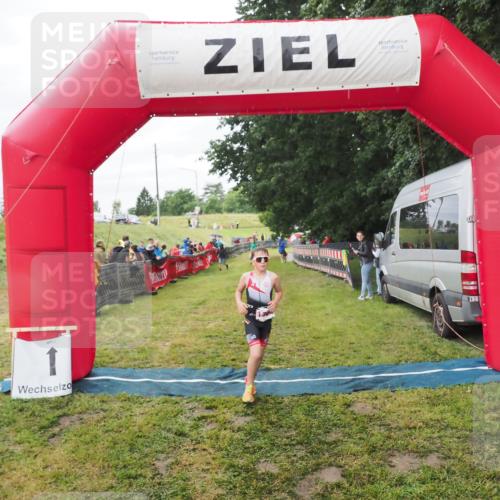 21.06.2025 - 27. Vierlanden-Triathlon MichiJ http://msf.ph/oto/8051493 15.06.2026 15:26:38 Ziel 1335, 1364 meine-sportfotos.de